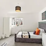 Lovely Gem - Sleeps 23 Bristol
