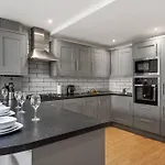Apartment Lovely Gem - Sleeps 23 Bristol