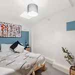 Lovely Gem - Sleeps 23 Apartment *