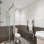 Lovely Gem - Sleeps 23 Apartment