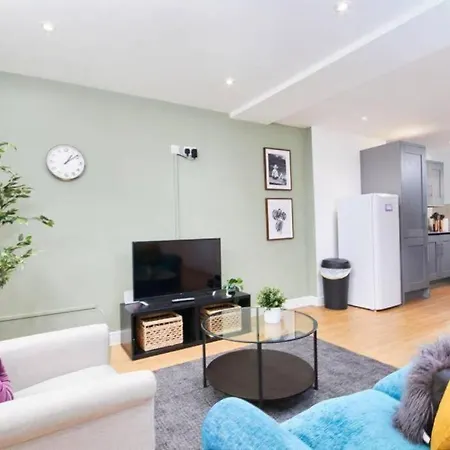 Apartment Lovely Gem - Sleeps 23 Bristol