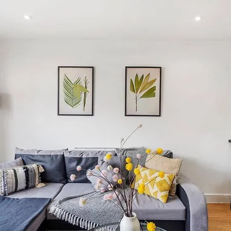 Lovely Gem - Sleeps 23 Bristol