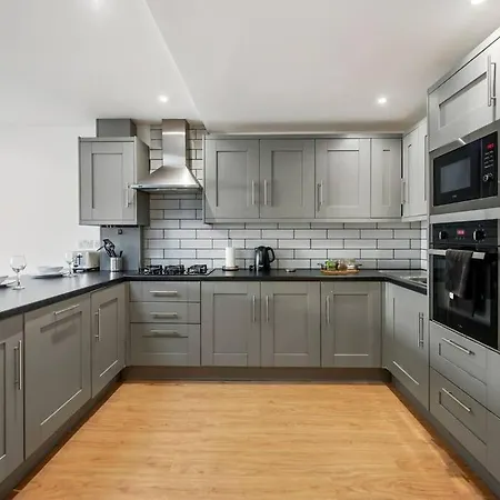 Lovely Gem - Sleeps 23 Lejlighed