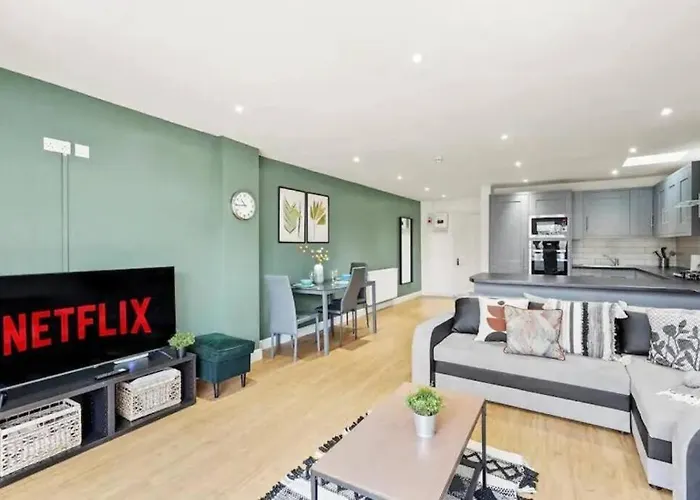 Lovely Gem - Sleeps 23 Apartment