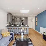 דירה Lovely Gem - Sleeps 23 בריסטול