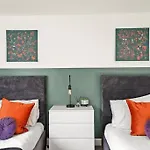 Lovely Gem - Sleeps 23