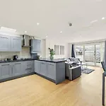 شقة Lovely Gem - Sleeps 23 بريستول