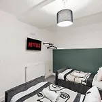דירה Lovely Gem - Sleeps 23 בריסטול