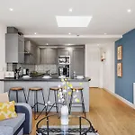 Lovely Gem - Sleeps 23 بريستول