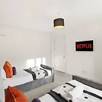 Lovely Gem - Sleeps 23 شقة *