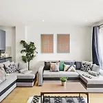 Lovely Gem - Sleeps 23 بريستول