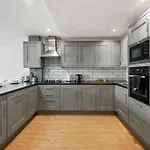 Lovely Gem - Sleeps 23 דירה