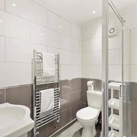 Lovely Gem - Sleeps 23 Apartment *