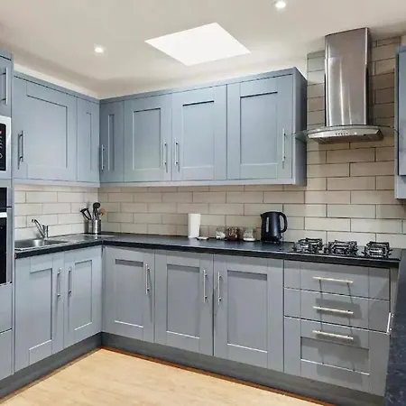 Lovely Gem - Sleeps 23 Apartment Bristol