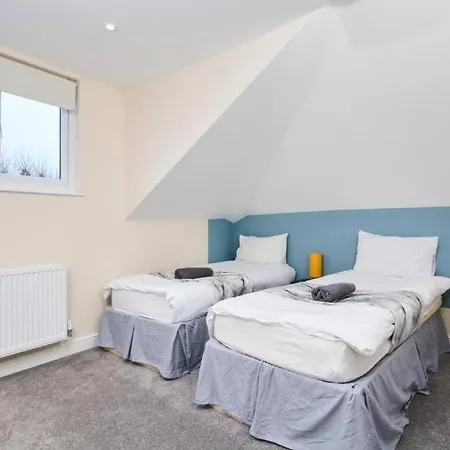 Lovely Gem - Sleeps 23 Apartament