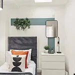 Апартаменты Lovely Gem - Sleeps 23 *