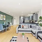 Apartamento Lovely Gem - Sleeps 23 Bristol