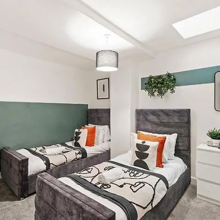 Lovely Gem - Sleeps 23 Bristol