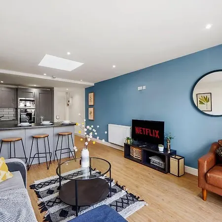 Lovely Gem - Sleeps 23 *