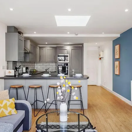 Lovely Gem - Sleeps 23 Bristol