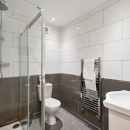 Lovely Gem - Sleeps 23 Appartement