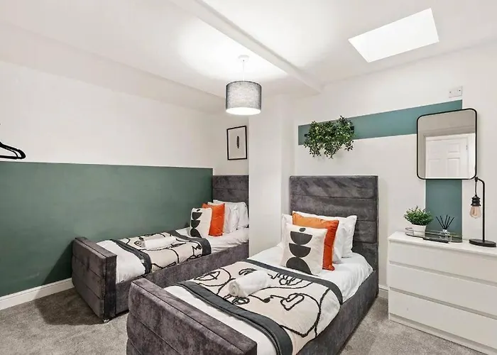 Lovely Gem - Sleeps 23 Bristol