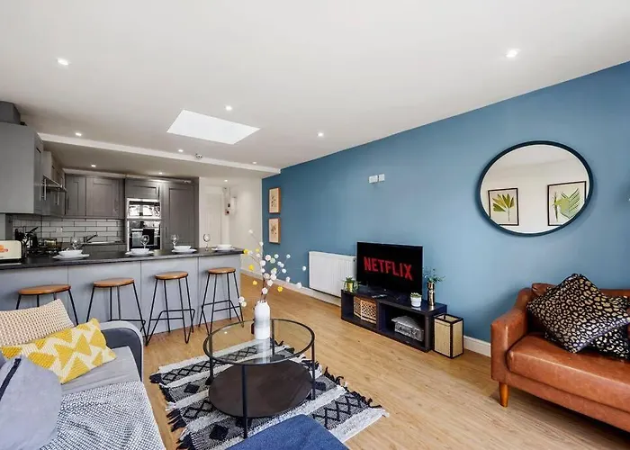 Lovely Gem - Sleeps 23 *